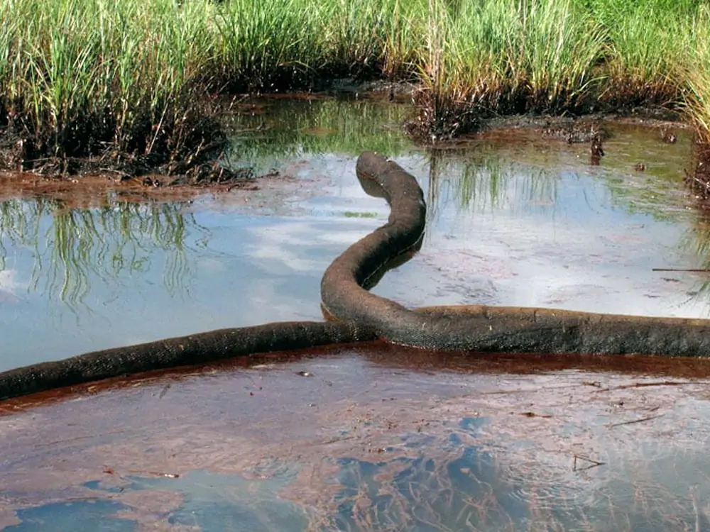 Use-of-Oil-Absorbent-Booms