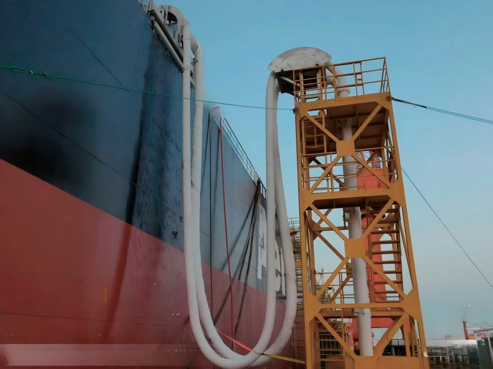 Tiefkryogener Verbundschlauch für das Be- und Entladen von LNG-Schiffsterminals